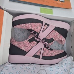 Women's Size 38(7.5-8US) Pink Pedometer TRAQ shoes